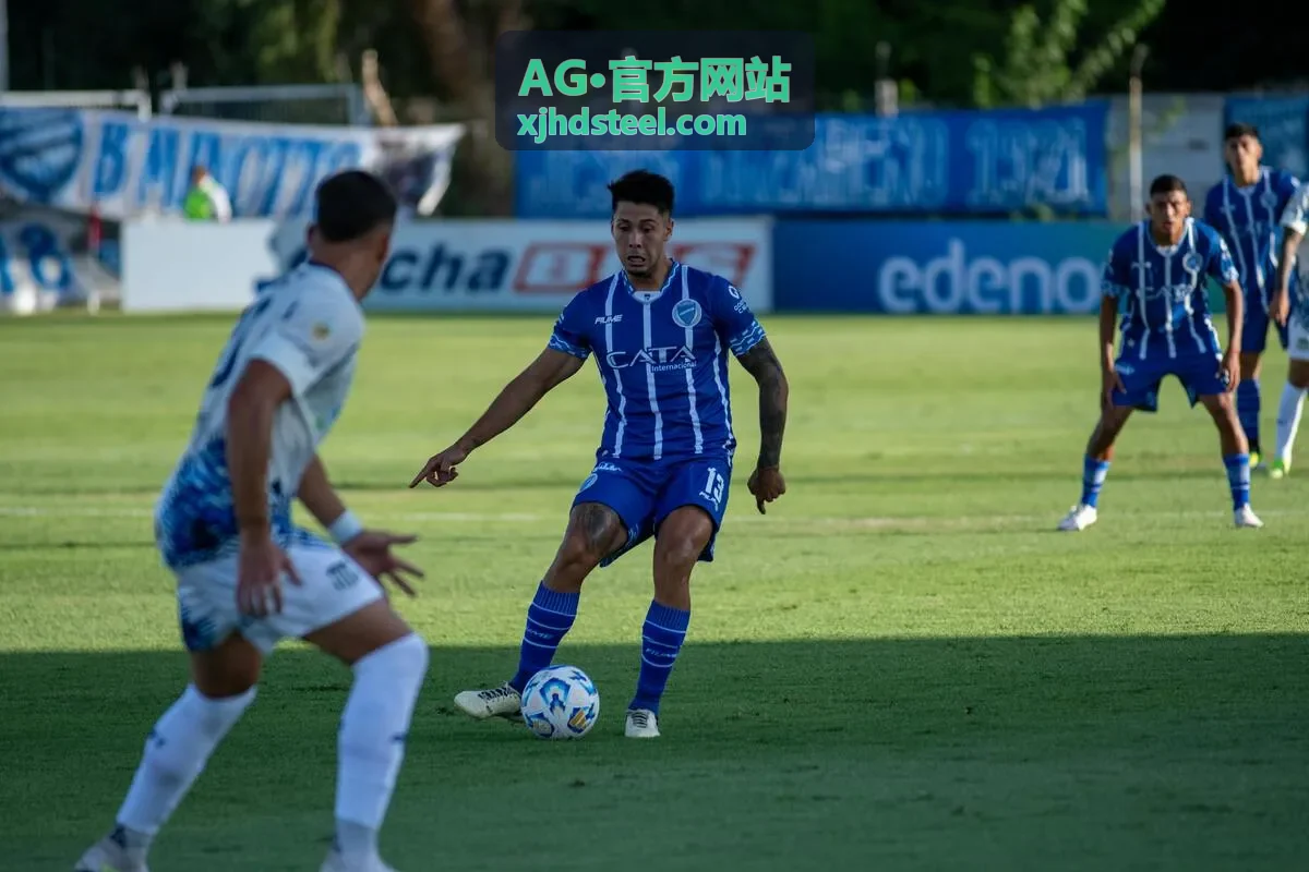 AG·官方网站钢材加工车间内的板材切割作业现场